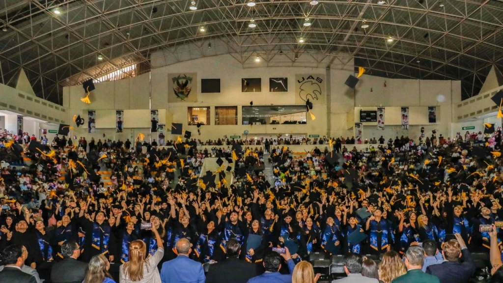 Egresa la Primera Generación Virtual de la Facultad de Contaduría y Administración, Formando 421 Nuevos Profesionales
