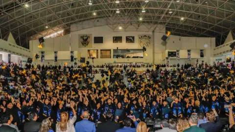 Egresa la Primera Generación Virtual de la Facultad de Contaduría y Administración, Formando 421 Nuevos Profesionales