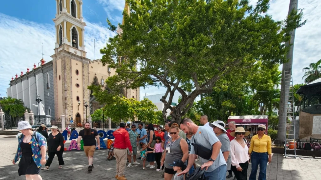 Mazatlán se consolida como pilar del turismo naviero en el Pacífico: recibe al “Navigator Of The Seas” y proyecta fuerte derrama económica en julio
