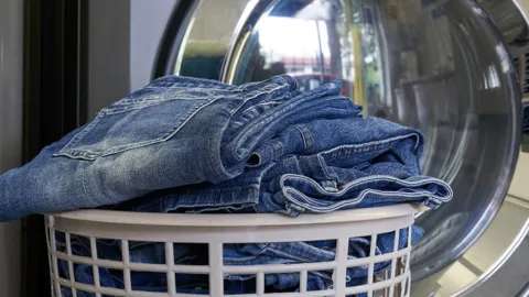 Profeco analiza pantalones de mezclilla para caballero
