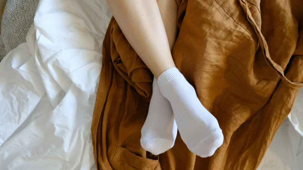 Conoce el Sorprendente Beneficio de Dormir con Calcetines para un Sueño Reparador y Placentero