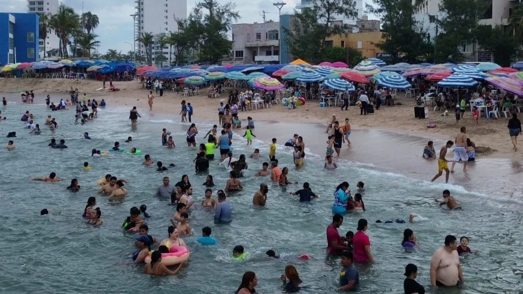 Turistas disfrutan del verano en Mazatlán