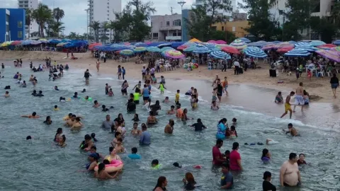 Turistas disfrutan del verano en Mazatlán