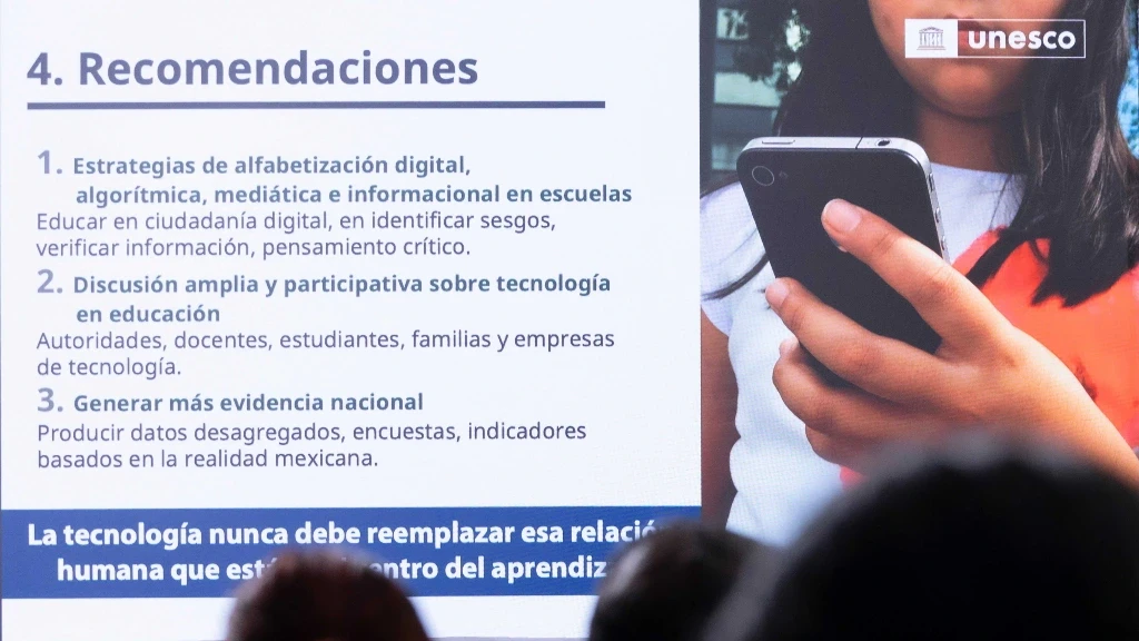 UNESCO México: Tecnología al Servicio Humano, Clave en Debates sobre IA y Regulación Escolar