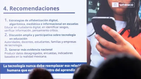 UNESCO México: Tecnología al Servicio Humano, Clave en Debates sobre IA y Regulación Escolar