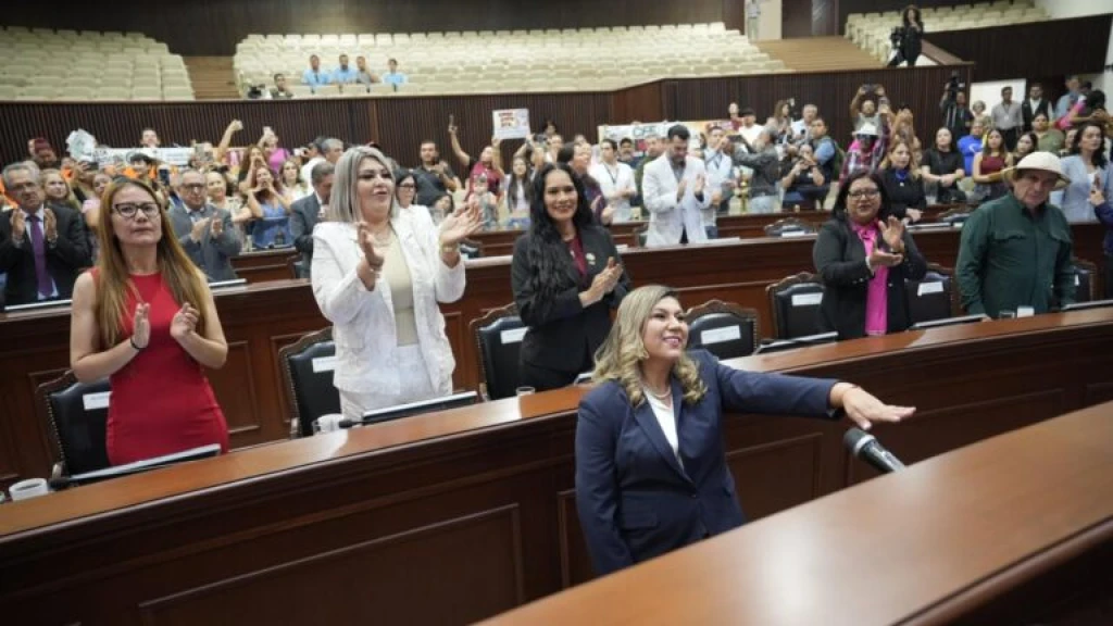 Mirna Luz Lora Aguilar se incorporó a la 65 Legislatura tras rendir protesta como diputada local