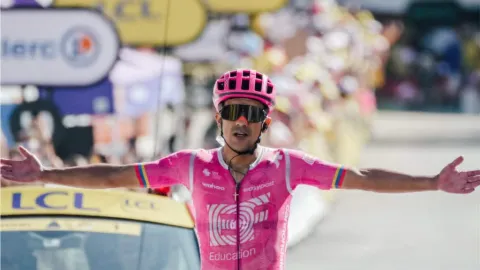 Richard Carapaz Conquista la Etapa 18 del Tour de Francia 2026; Isaac del Toro Sólido en el Podio y Maillot Blanco