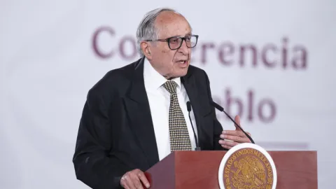 México: Brote de Ciclosporiasis Descartado por Dr. Kershenobich, Sarampión a la Baja y Preocupante Aumento de Agresiones a Médicos