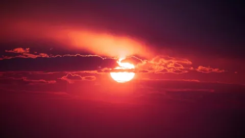 Revelado el Misterio del Sol Rojo: Incendios Forestales y la Dispersión de Mie Transforman el Cielo, ¡La Ciencia te lo Explica!