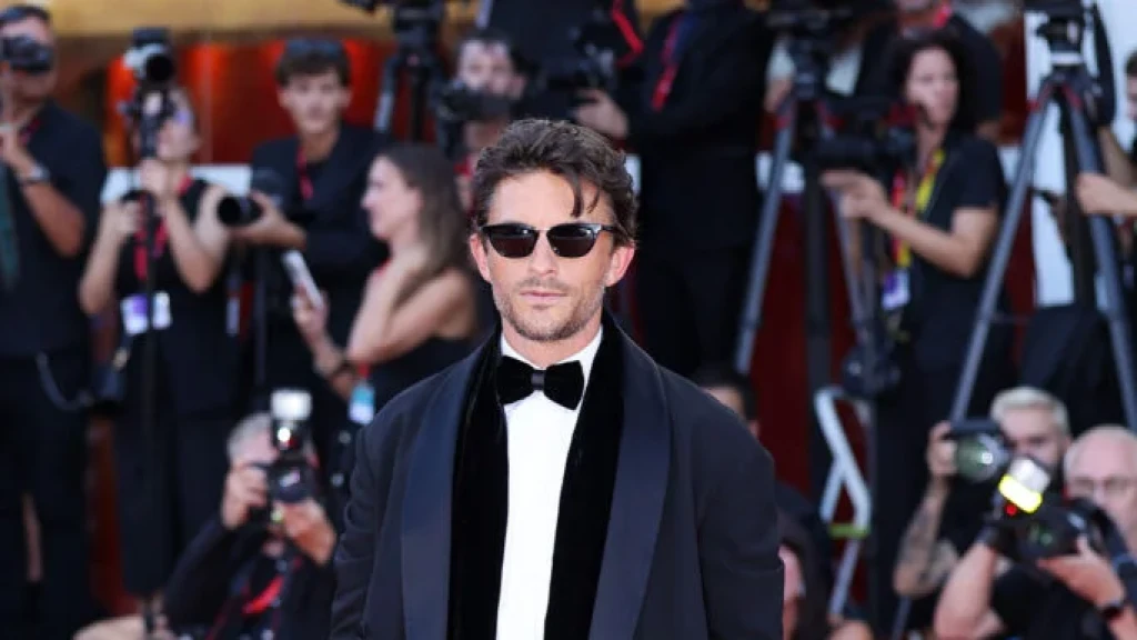 Brillos y Elegancia: Sydney Sweeney y Jonathan Bailey Lideran el Desfile de Estrellas en la Gala de Armani en Venecia