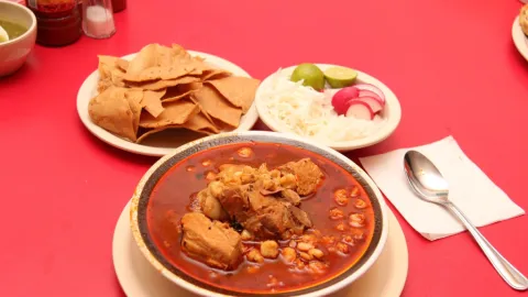 El pozole: un platillo patrio, accesible y nutritivo; Profeco presenta precios de ingredientes para su elaboración