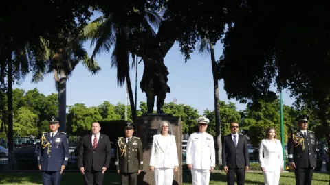 Gobernadora Graciela Domínguez encabeza izamiento por el 216 aniversario del inicio de la Guerra de Independencia